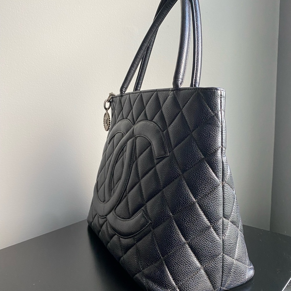 CHANEL MEDALLION BLACK & SILVER HARDWARE QUILTED CAVIAR TOTE - Picture 3 of 16